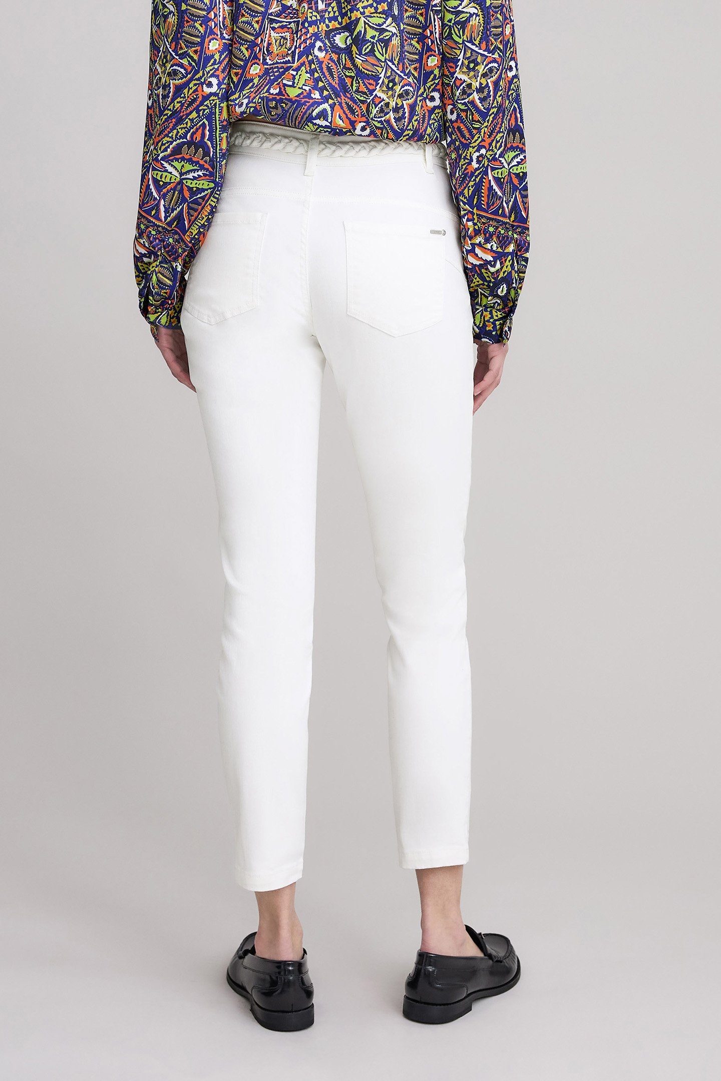 SLIM WHITE POWERSTRETCH BRAIDED BELT CROPPED JEANS 2
