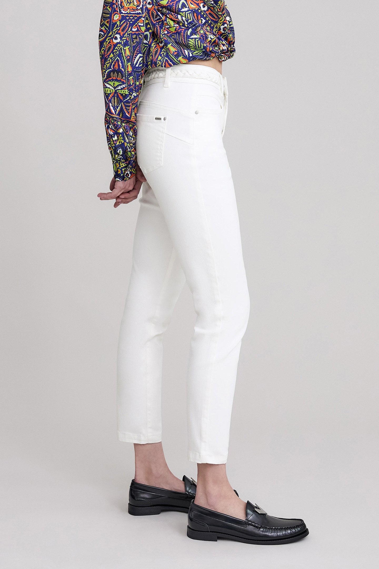 SLIM WHITE POWERSTRETCH BRAIDED BELT CROPPED JEANS 5