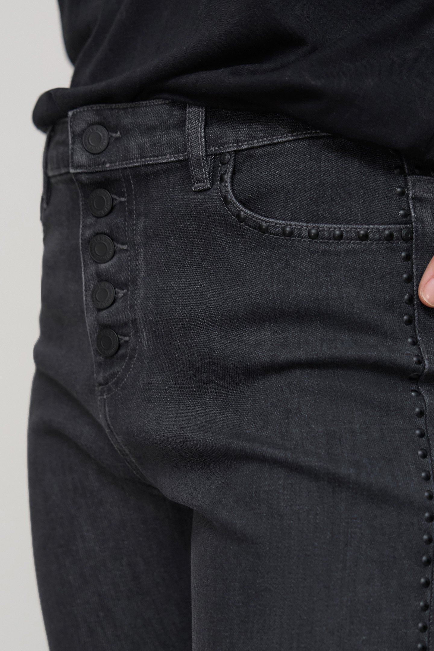 HIGH-WAISTED WASHED BLACK STRAIGHT JEANS WITH STUD 6