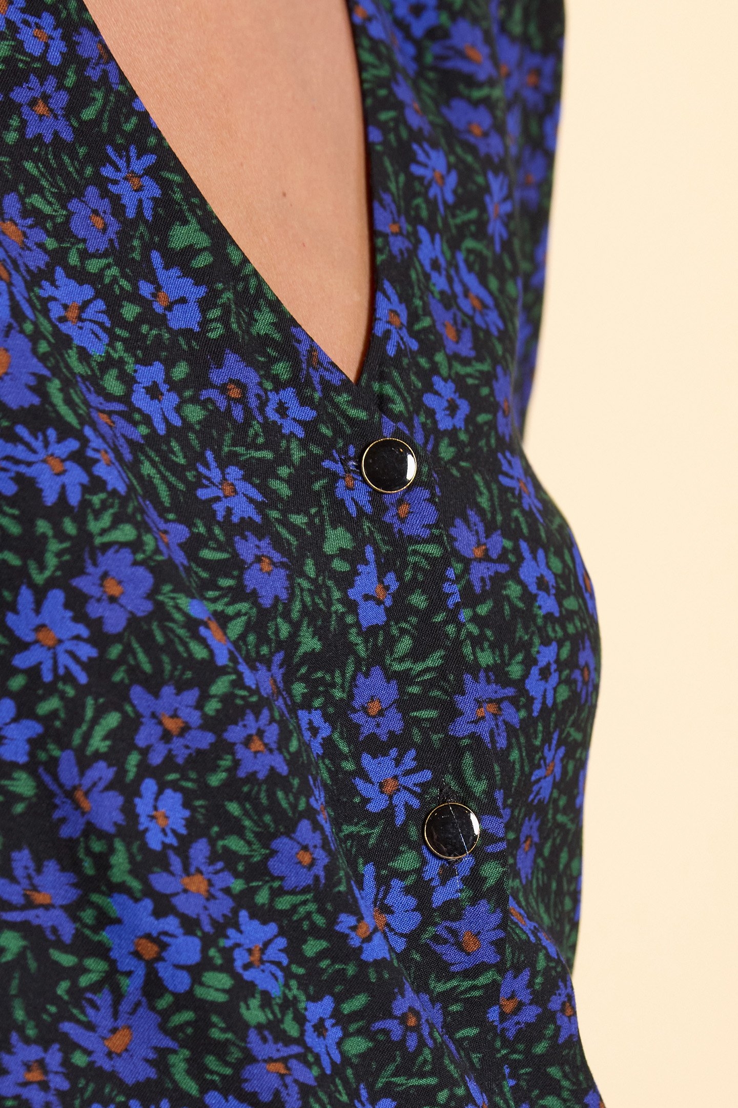 BLACK DRESS WITH WINTER FLOWERS PRINT 7