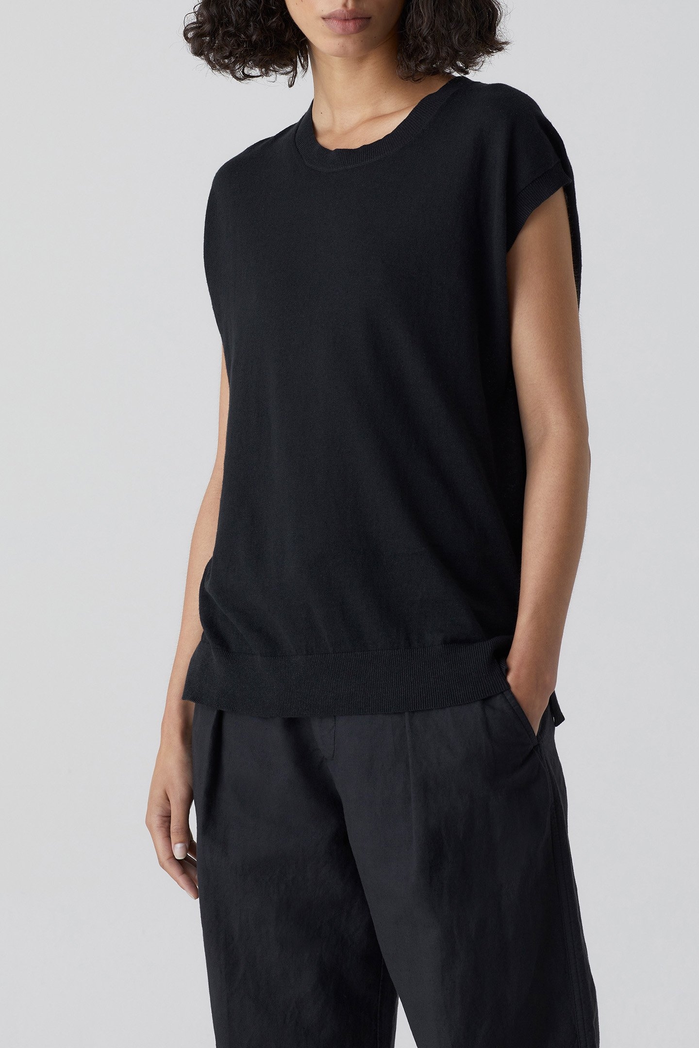 SLEEVELESS TOP KNITS BLACK 1