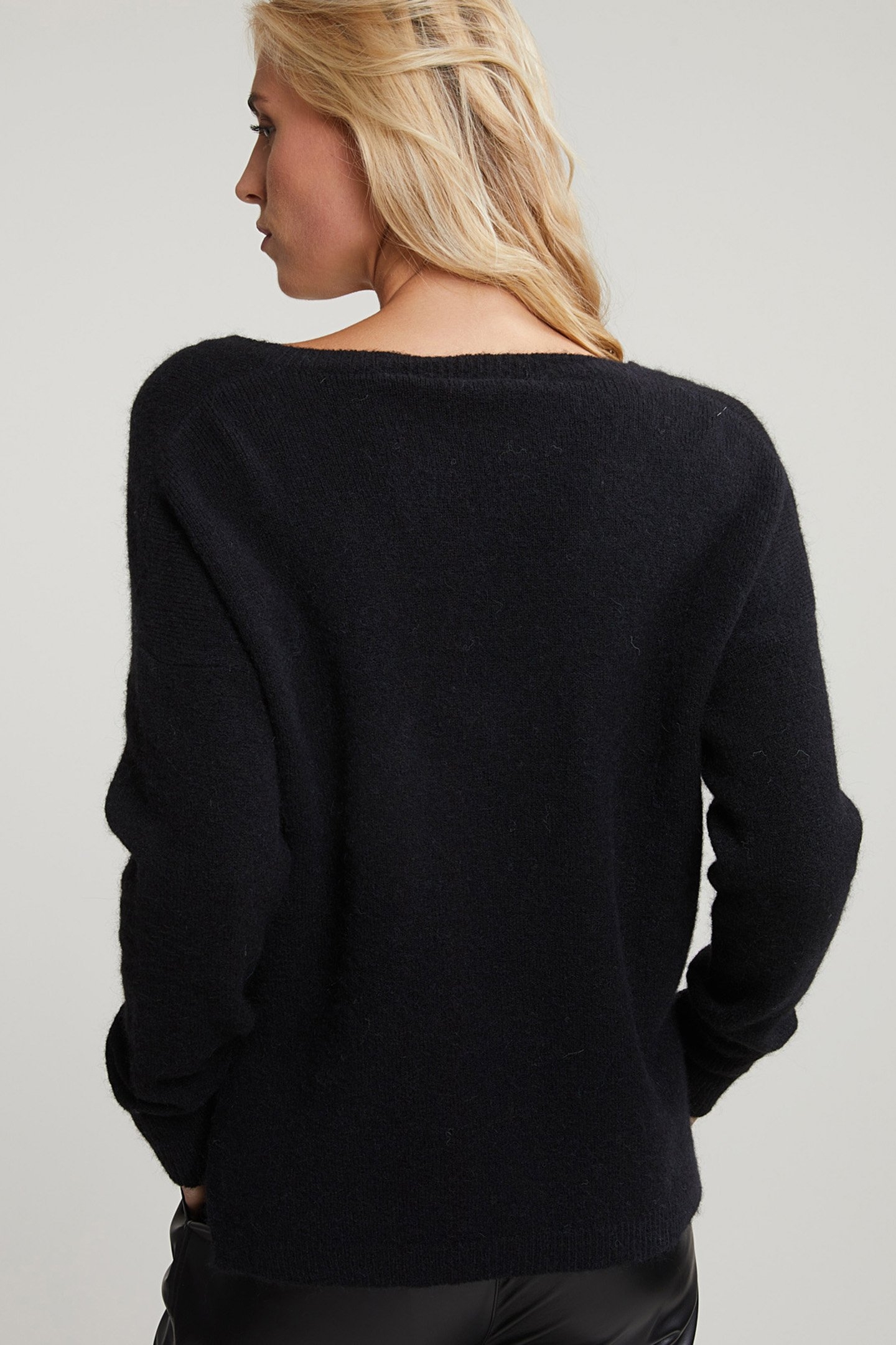 BLACK V-NECK SWEATER LONG SLEEVES 2