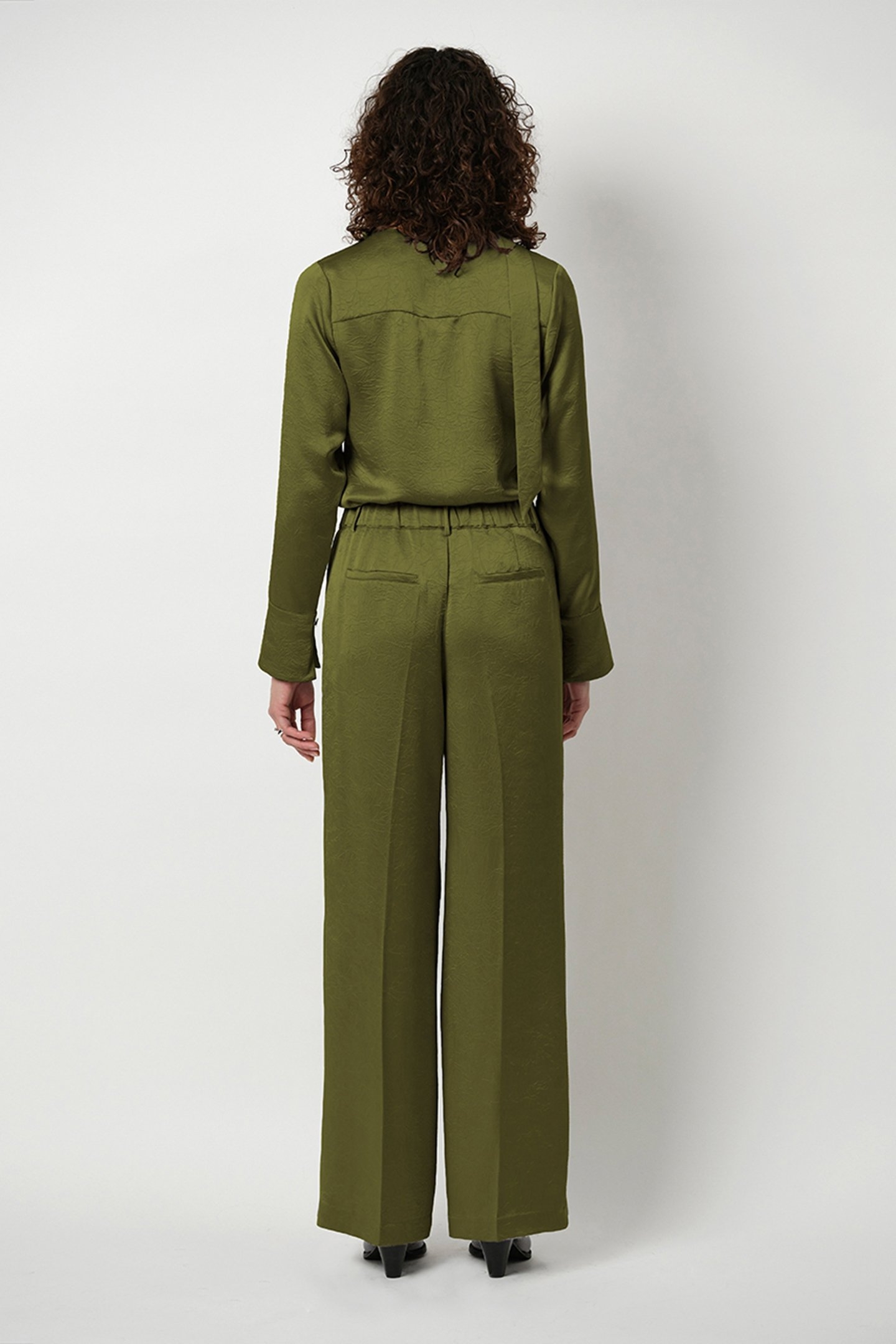 NIYRA CREASED V-NECK TOP FERN GREEN 2