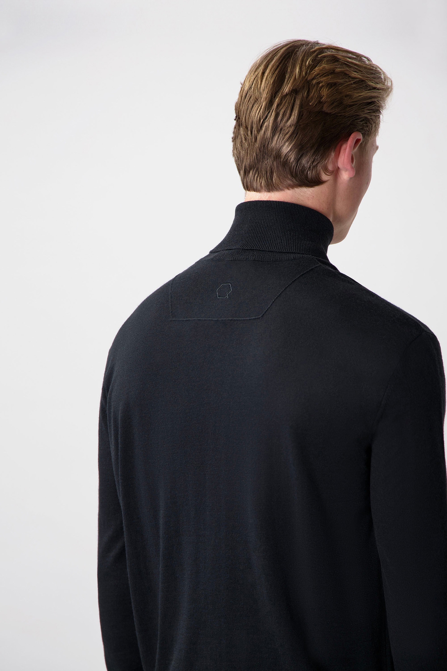 Q-SERIES REGULAR FIT FINE KNIT TURTLENECK JET BLACK 6