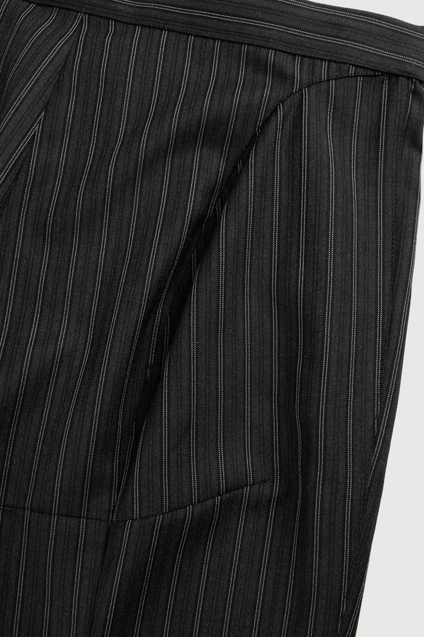 MUGLER – PINSTRIPE PIERCED CAPRI PANTS BLACK 4