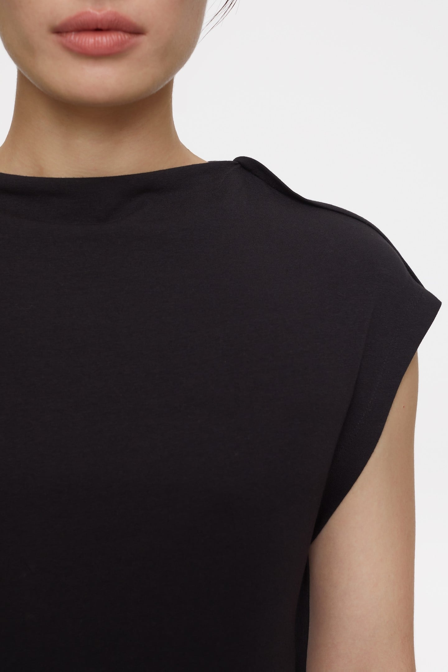 STRAIGHT NECK SLEEVELESS T-SHIRTS BLACK 6