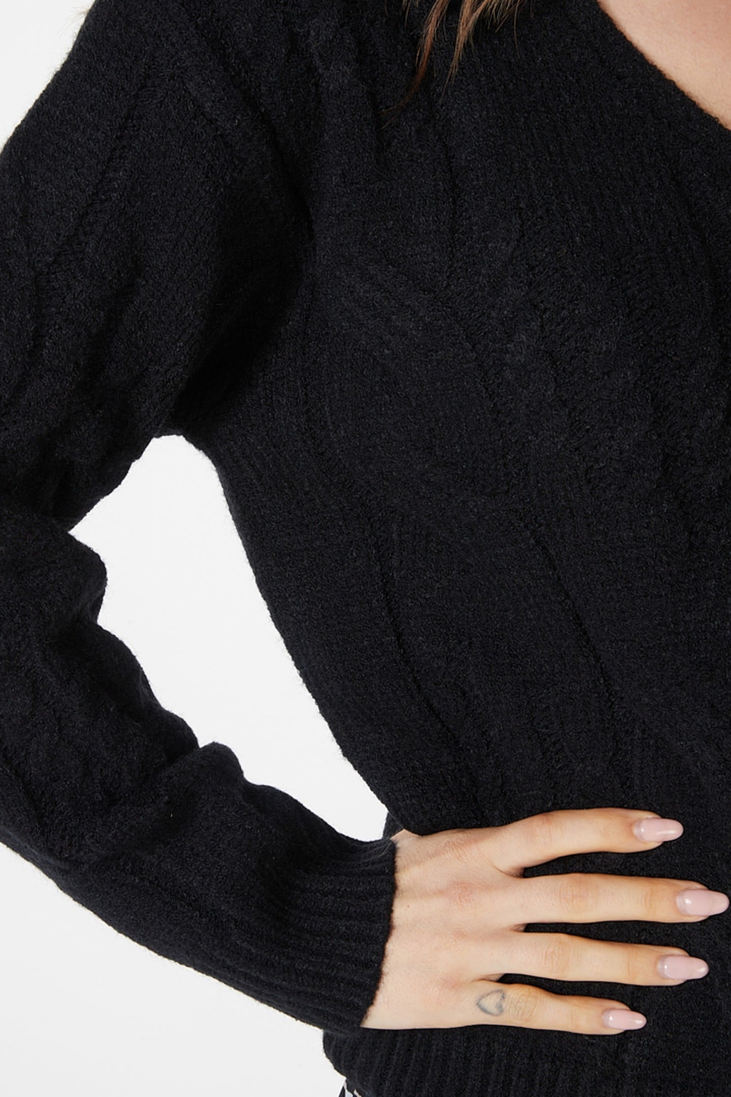 SWEATER CABLES V-NECK BLACK 6
