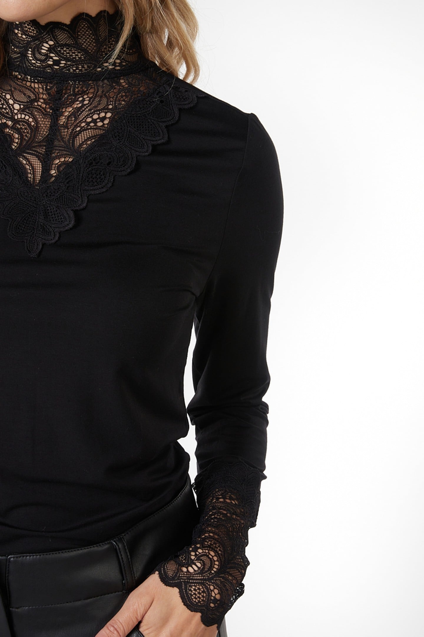 T-SHIRT COL LACE BLACK 8