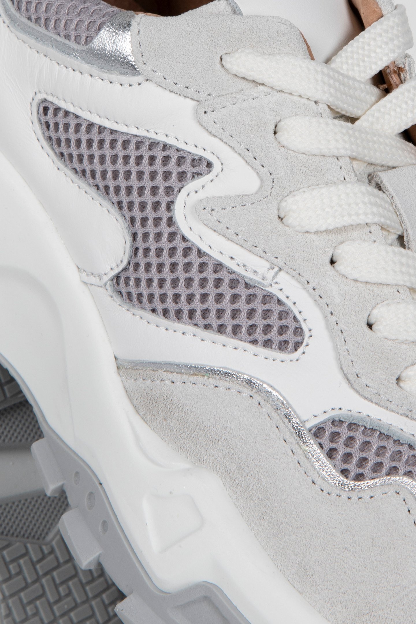 CHESTER WHITE / LT. GREY 5