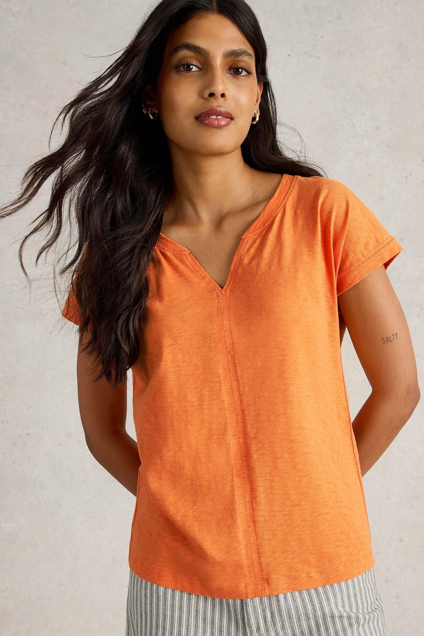 NELLY NOTCH NECK TEE BRIGHT ORANGE 2