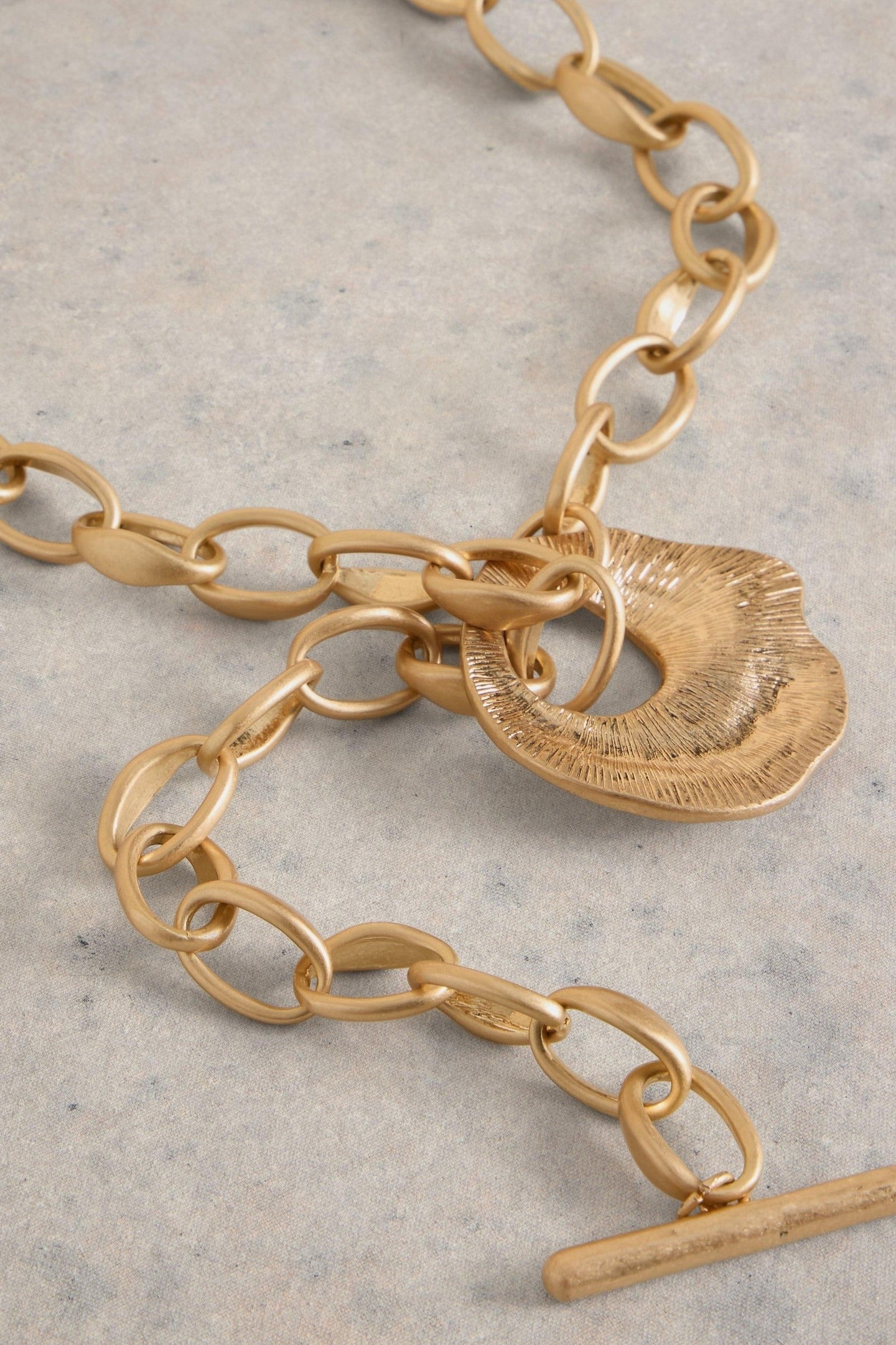 ABSTRACT HAMMERED NECKLACE GOLD TONE METALLIC 1