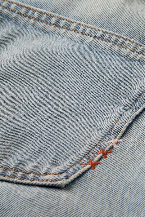 THE TIDE BALLOON JEANS IN ORGANIC COTTON — AT A GLANCE AT A 3
