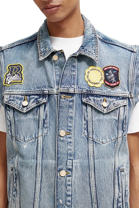 CUT OFF SLEEVELESS DENIM TRUCKER WITH BADGES HEADLINE ACT 6