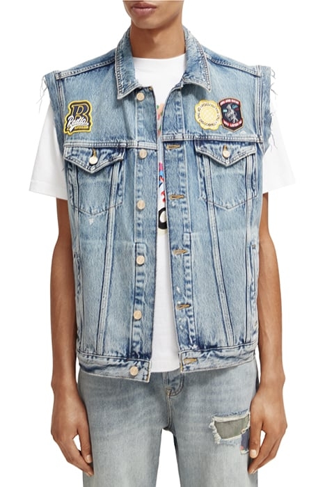 CUT OFF SLEEVELESS DENIM TRUCKER WITH BADGES HEADLINE ACT 1