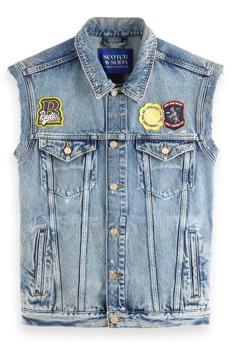 CUT OFF SLEEVELESS DENIM TRUCKER WITH BADGES HEADLINE ACT 4