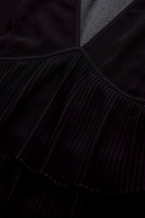 LONG-SLEEVED V-NECKLINE TOP BLACK 2