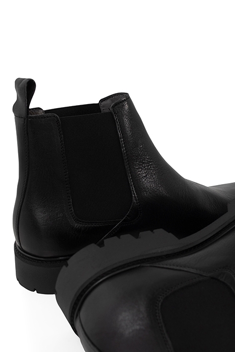 BLACK LEATHER LUGGED SOLE CHELSEA BOOTS BLACK 6