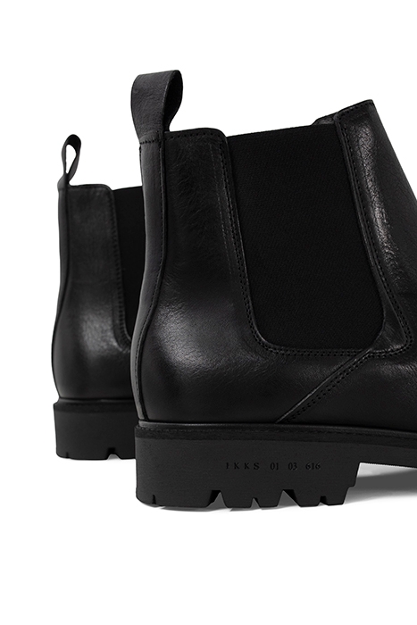 BLACK LEATHER LUGGED SOLE CHELSEA BOOTS BLACK 5