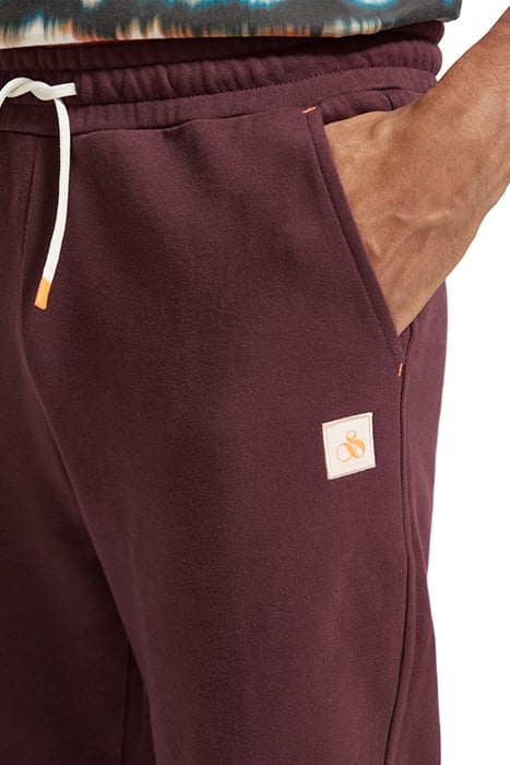 ESSENTIAL BADGE SWEATPANT IN ORGANIC COTTON BERRY WINE 7