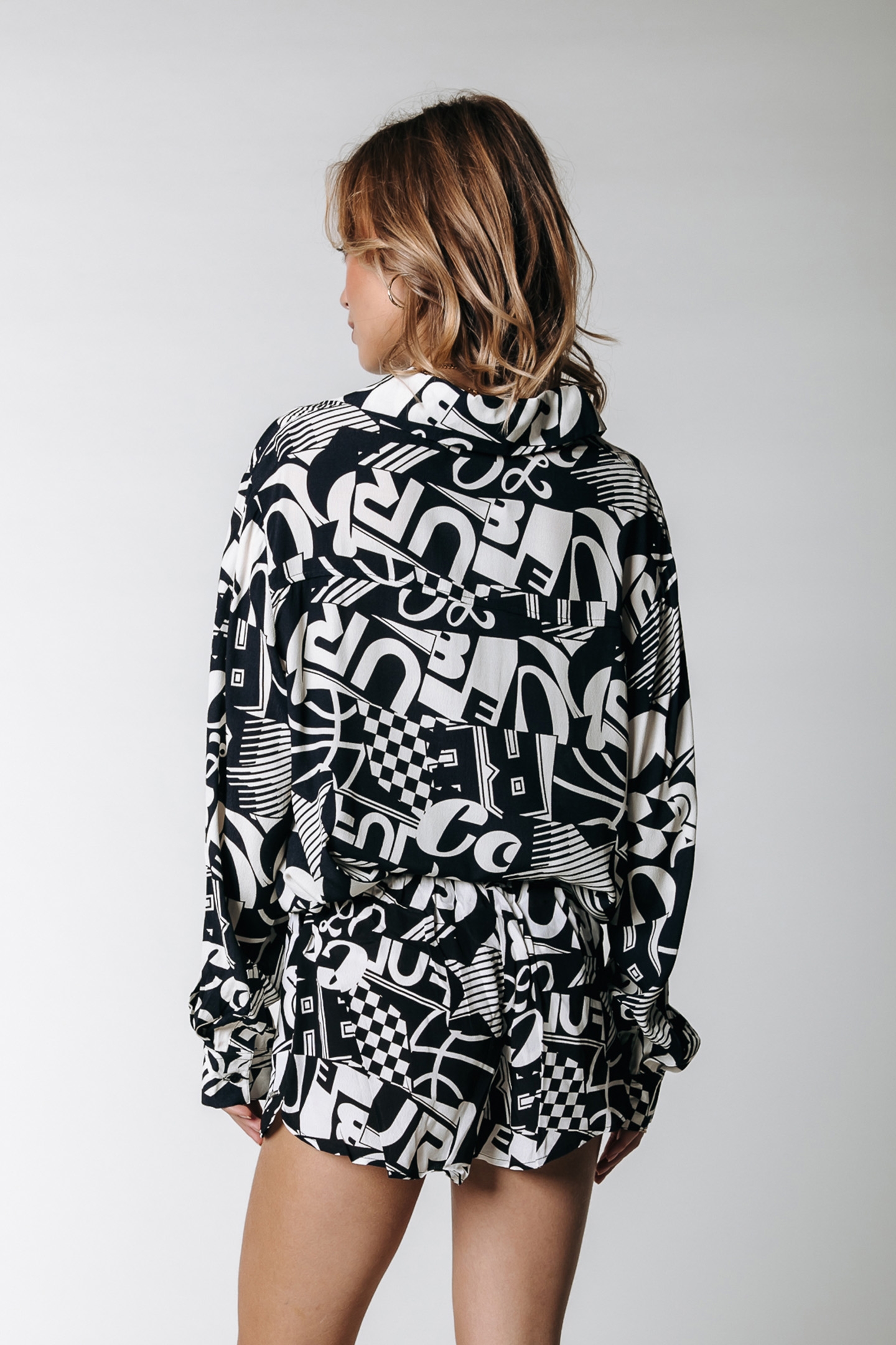 OLET LETTER BUTTON DOWN BLOUSE BLACK/WHITE 2