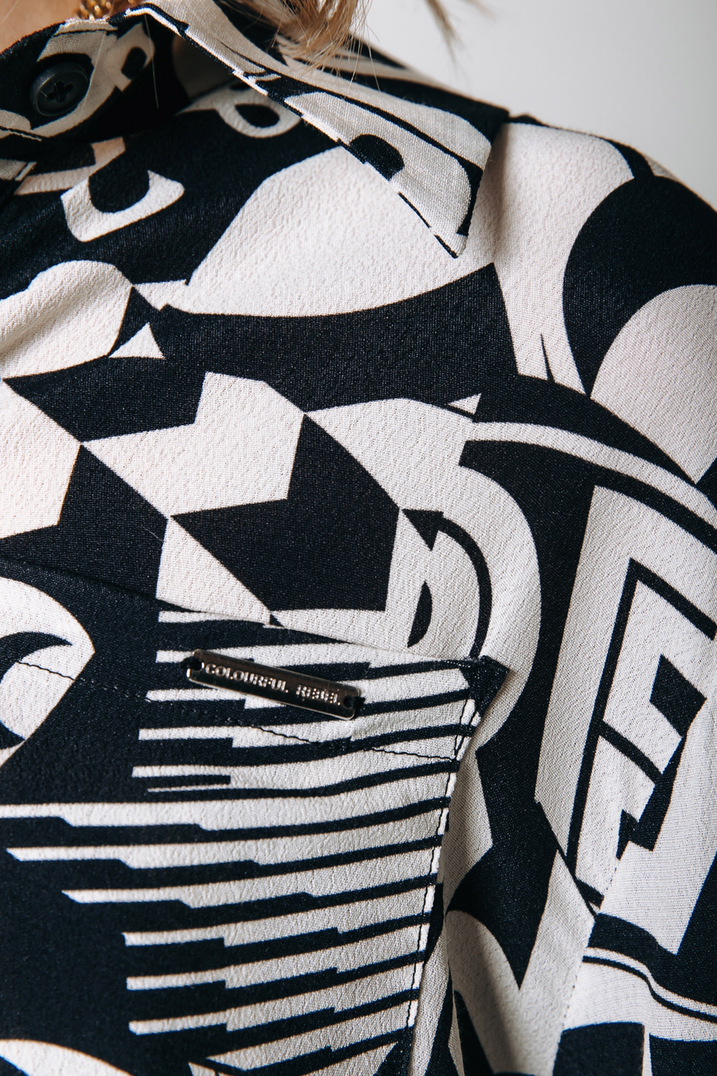 OLET LETTER BUTTON DOWN BLOUSE BLACK/WHITE 3