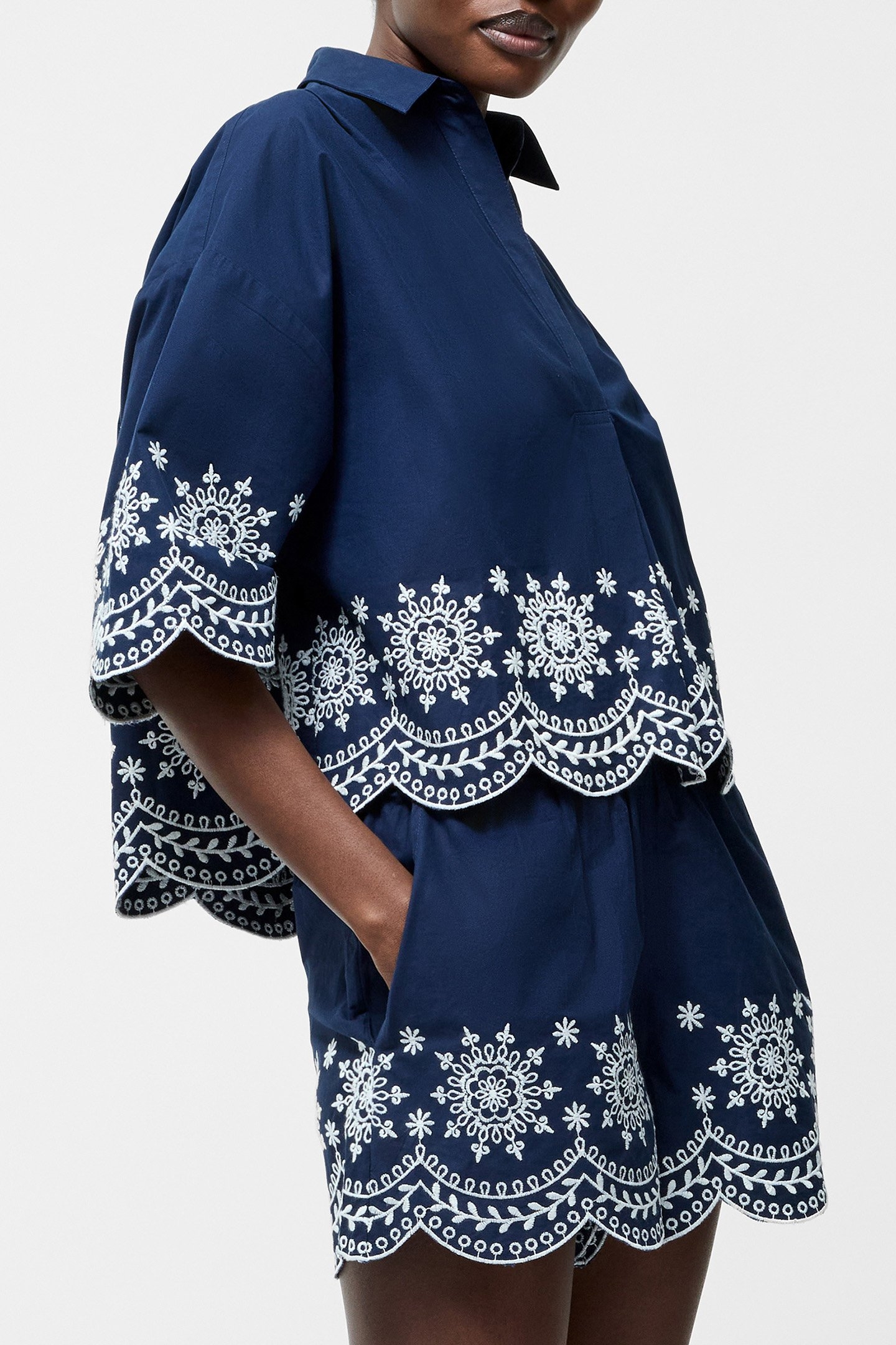 EMBROIDERED HEM POPOVER SHORT SLEEVE SHIRT MIDNIGHT/LINEN WH 3