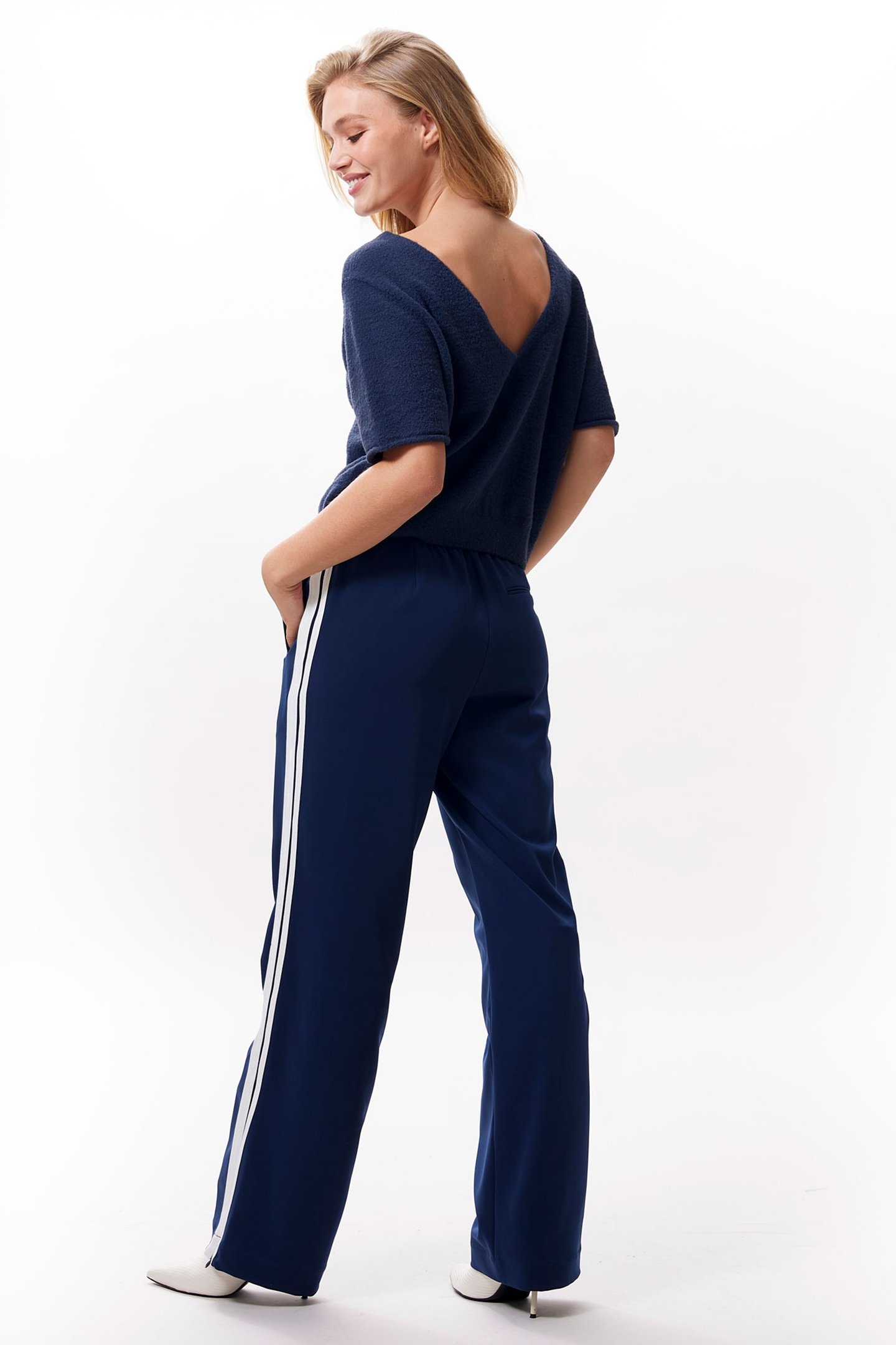 SOFT SHORT SLEEVE KNIT WITH VNECK NAVY BLAZER 3