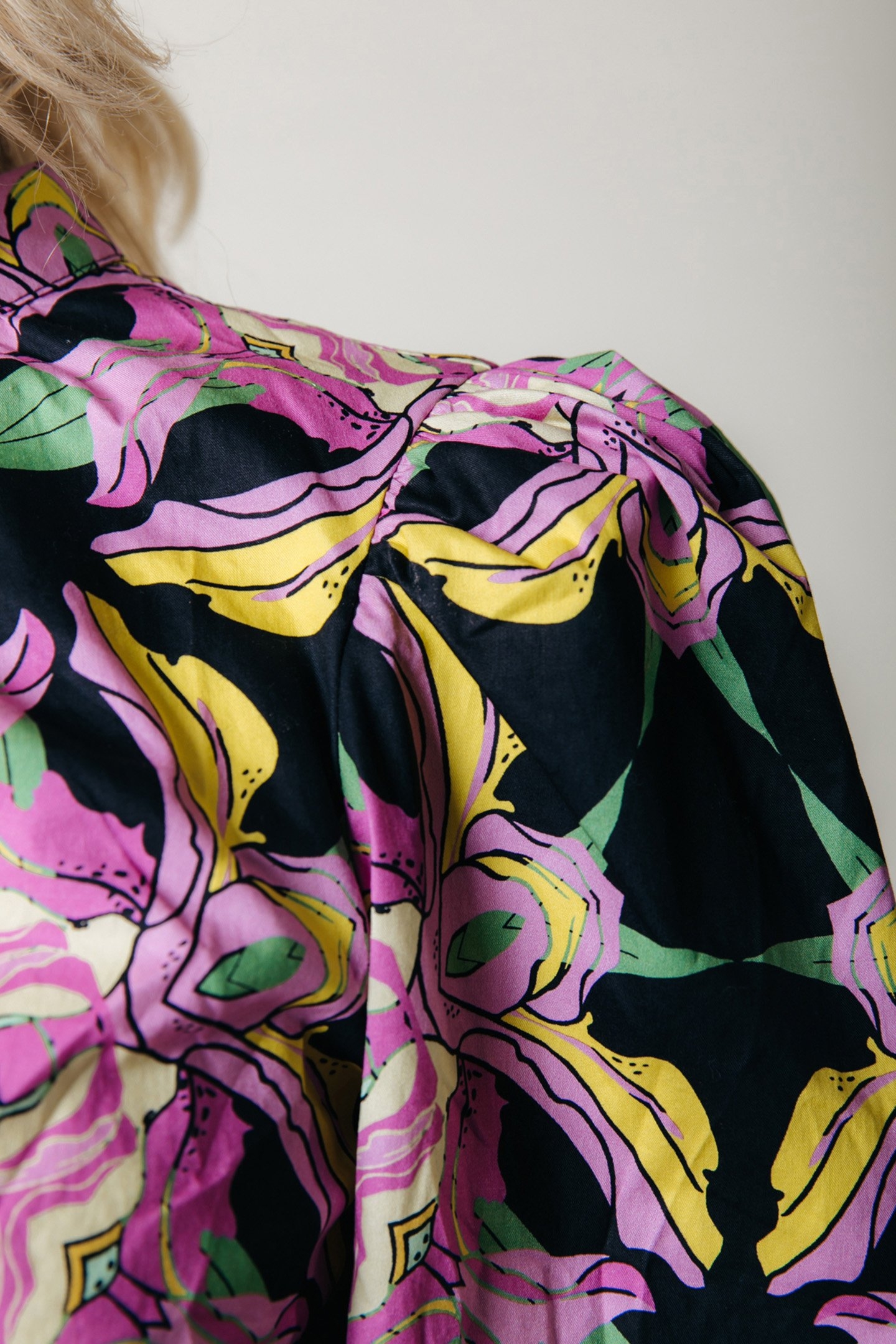 CHAYA GRAPHIC FLOWER PUFF SLEEVE CROPPED TOP CANDY PINK 3