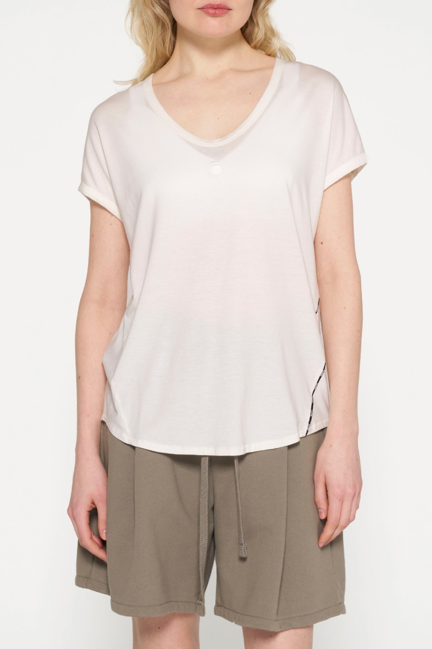 V-NECK TEE MEDAL ECRU 1