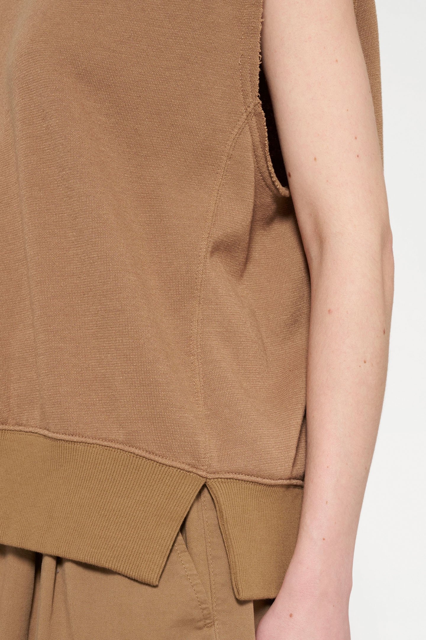 SLEEVELESS SWEATER CEDAR BROWN 7