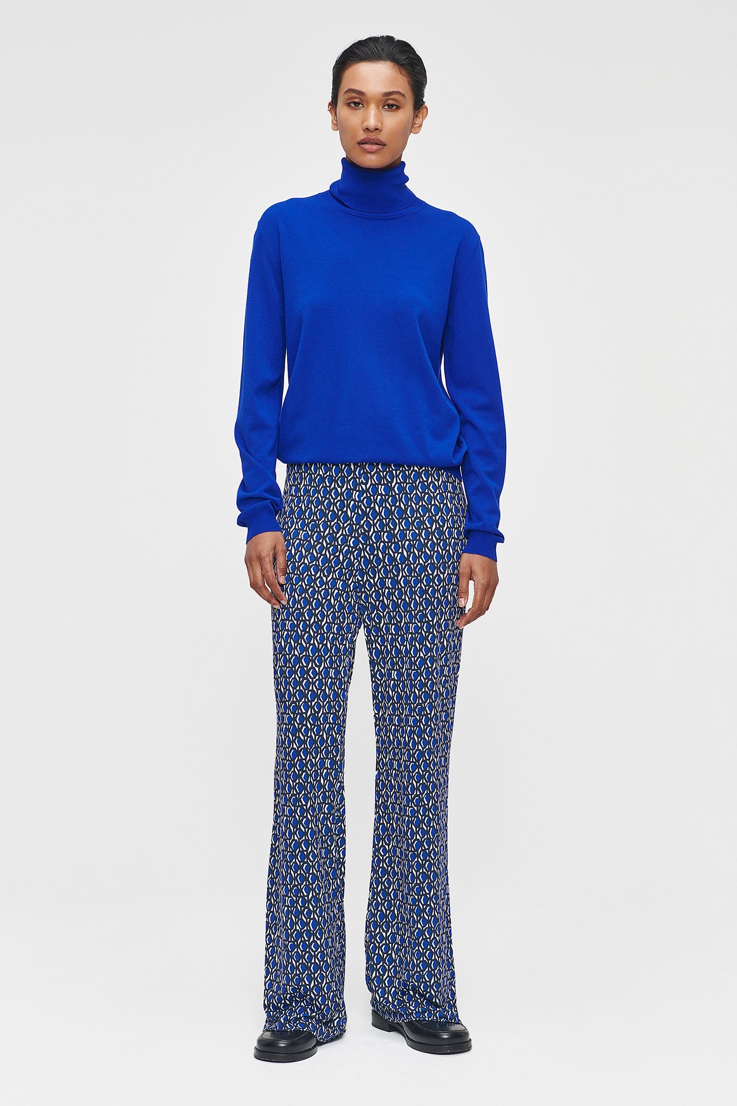 FLUID PRINT FLARED PANTS BLUE 2