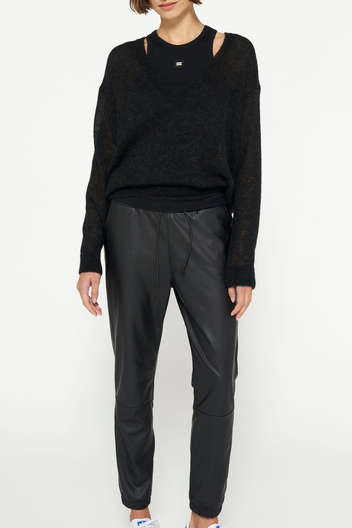 THE LEATHERLOOK CROPPED JOGGER BLACK 1