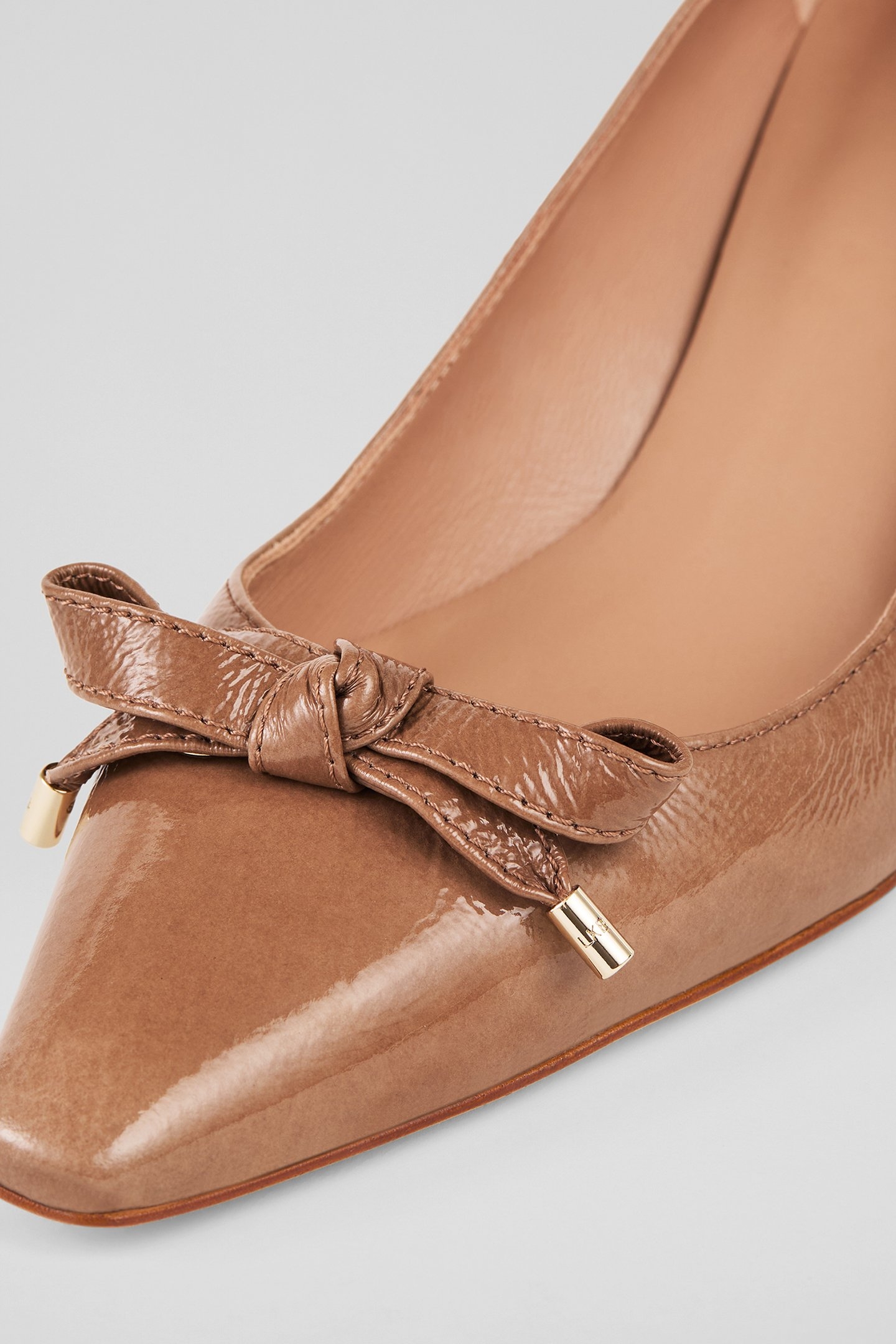 CC ALMA EYELET BOW COURT TAUPE 4