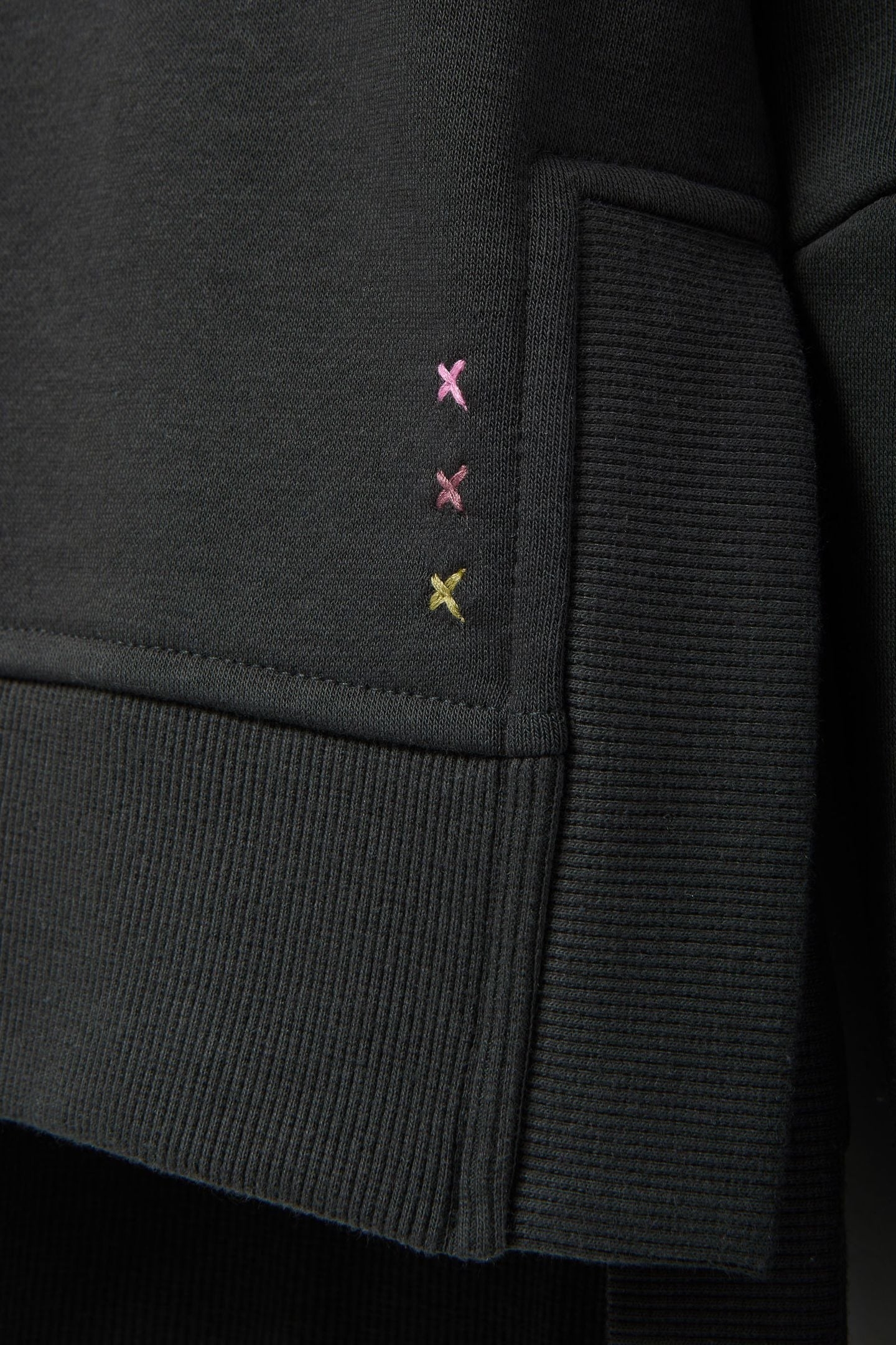 CREW NECK SWEATSHIRT BLACK SAND 4