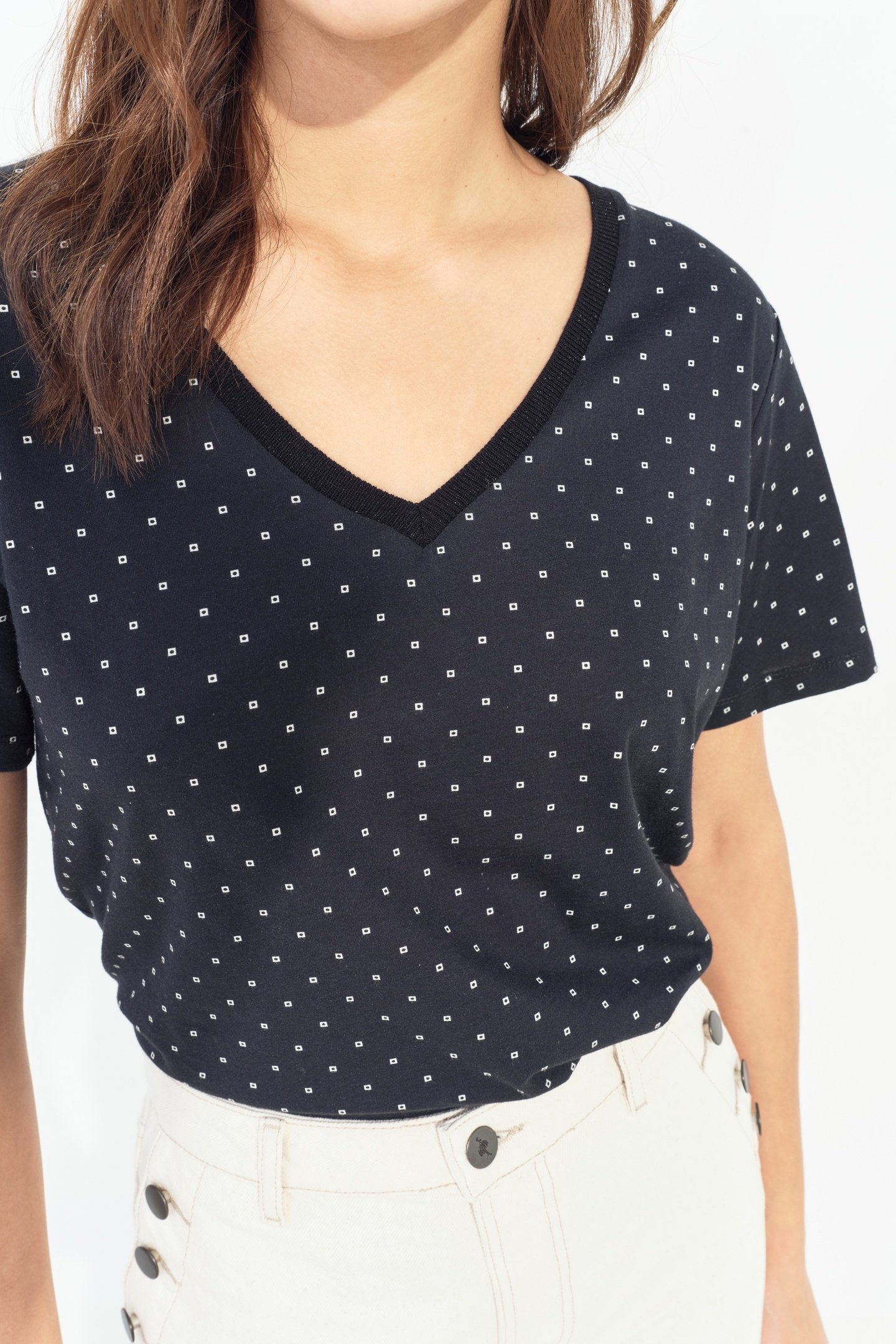 MADIAN - BLACK T-SHIRT WITH MINIMALIST ECRU SQUARE PRINT 7