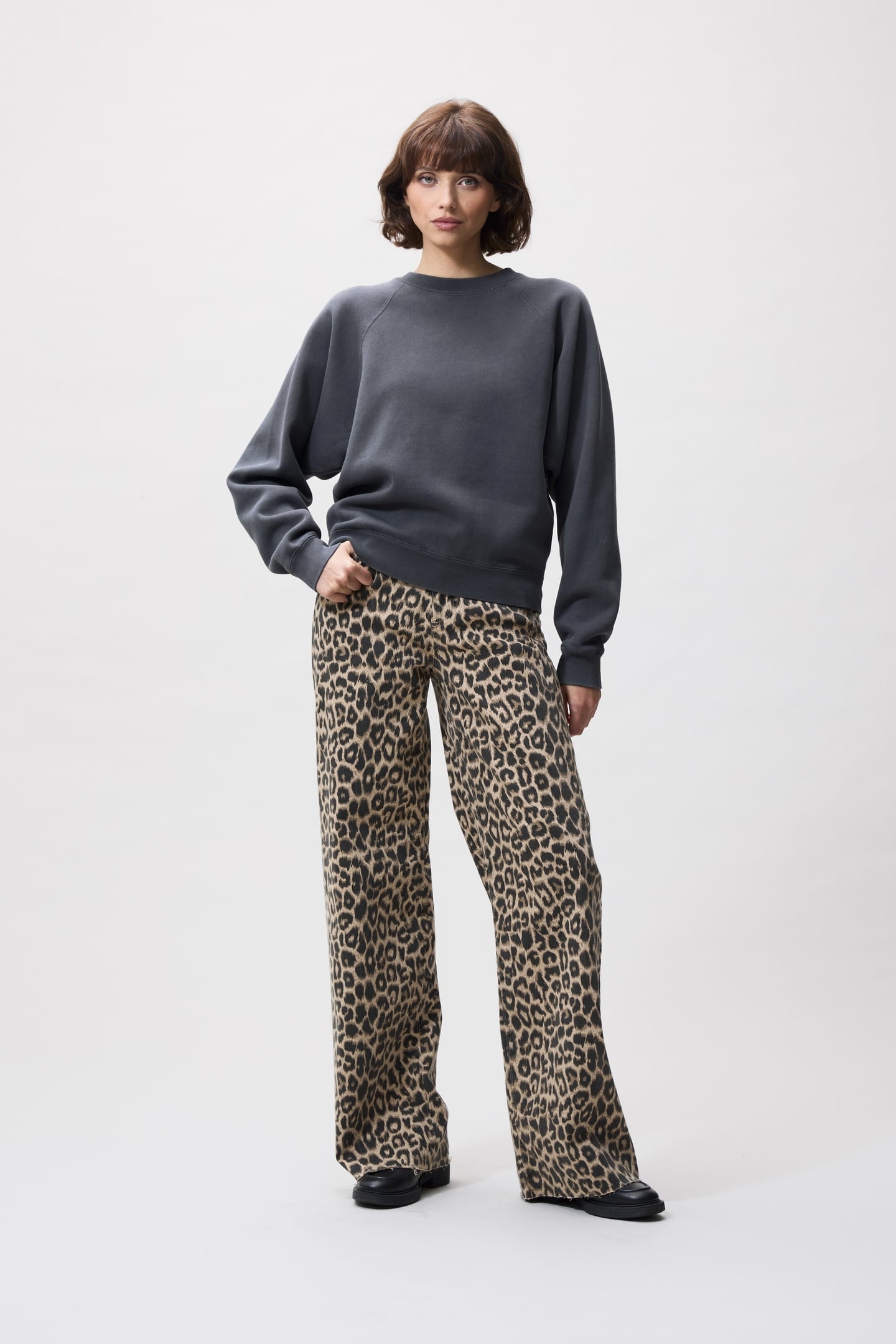 RAGLAN SWEATER CARBON 1