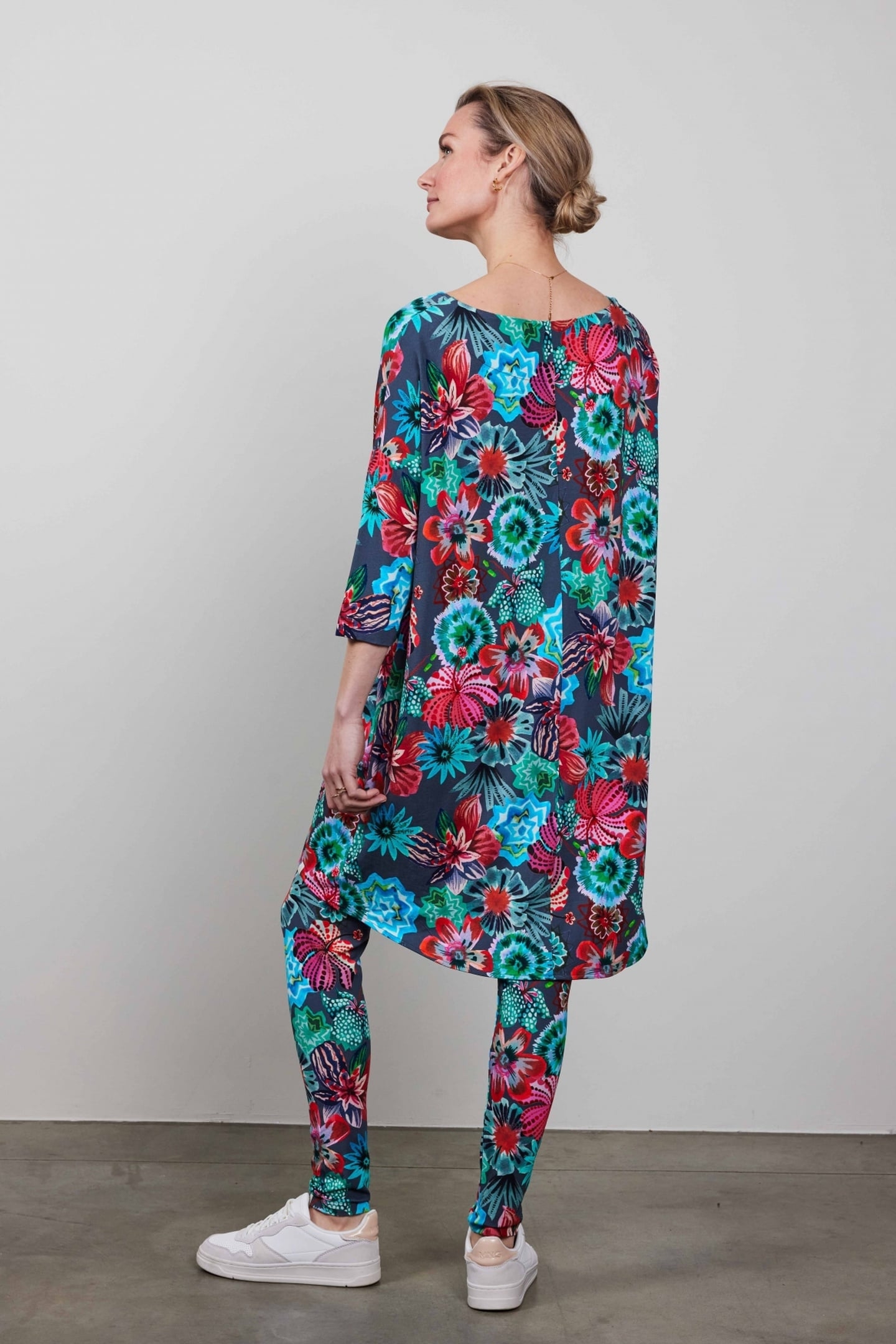 EASY LOOSE DRESS IN DARK SHADOW WITH FLORAL MEDLEY PRINT 2