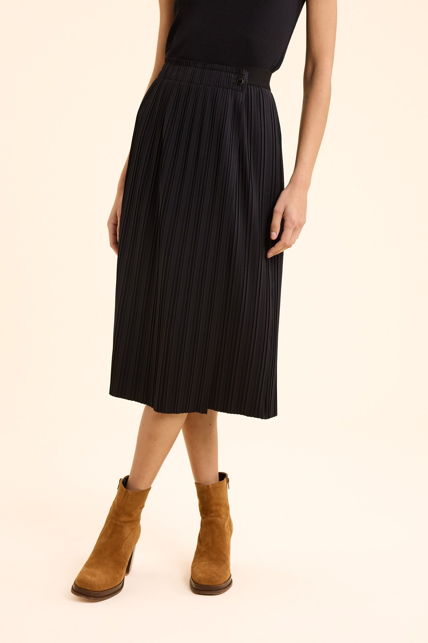 BLACK PLEATED WRAPAROUND MIDI SKIRT BLACK 1