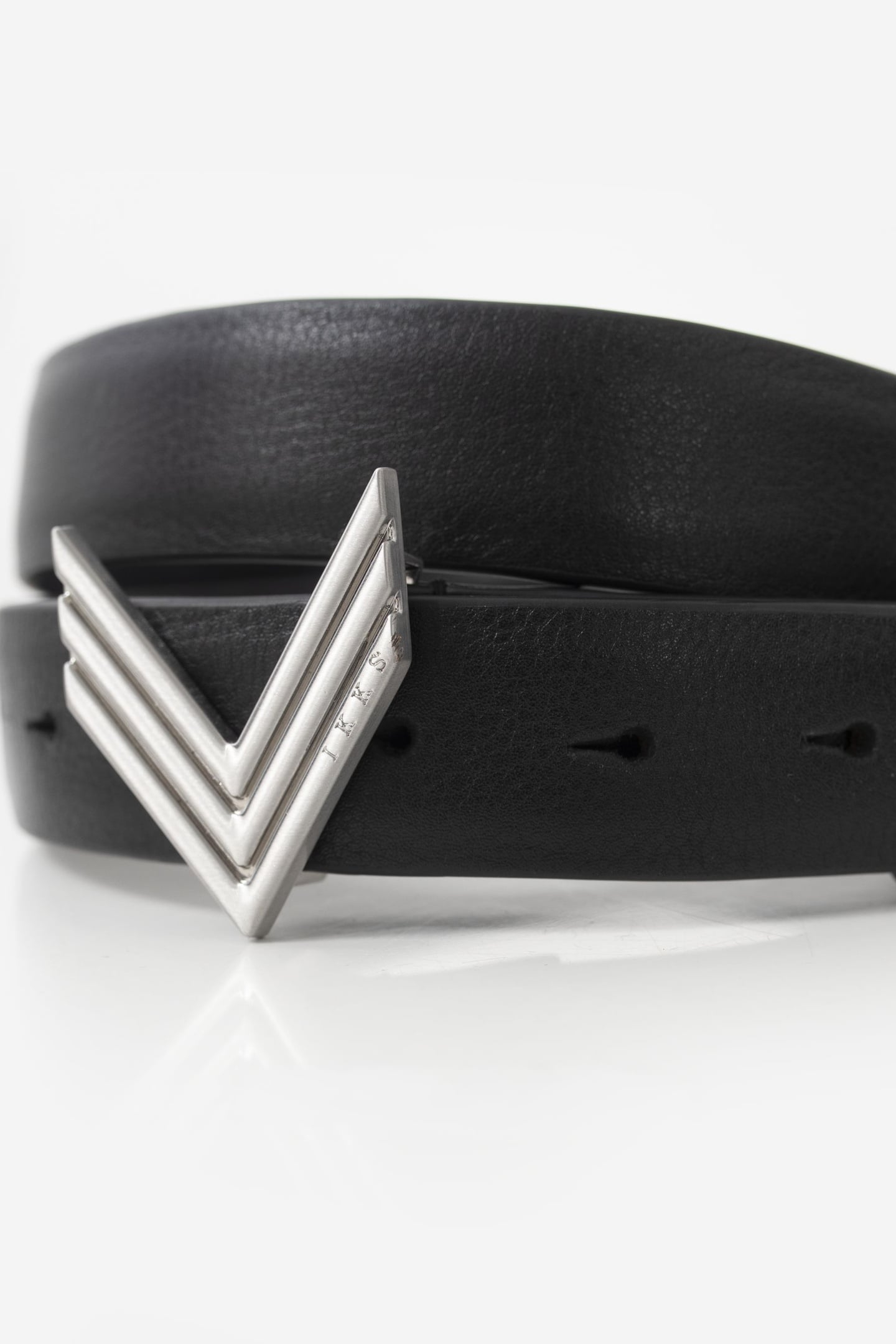BLACK LEATHER BELT WITH ICONIC CHEVRON BUCKLE 3
