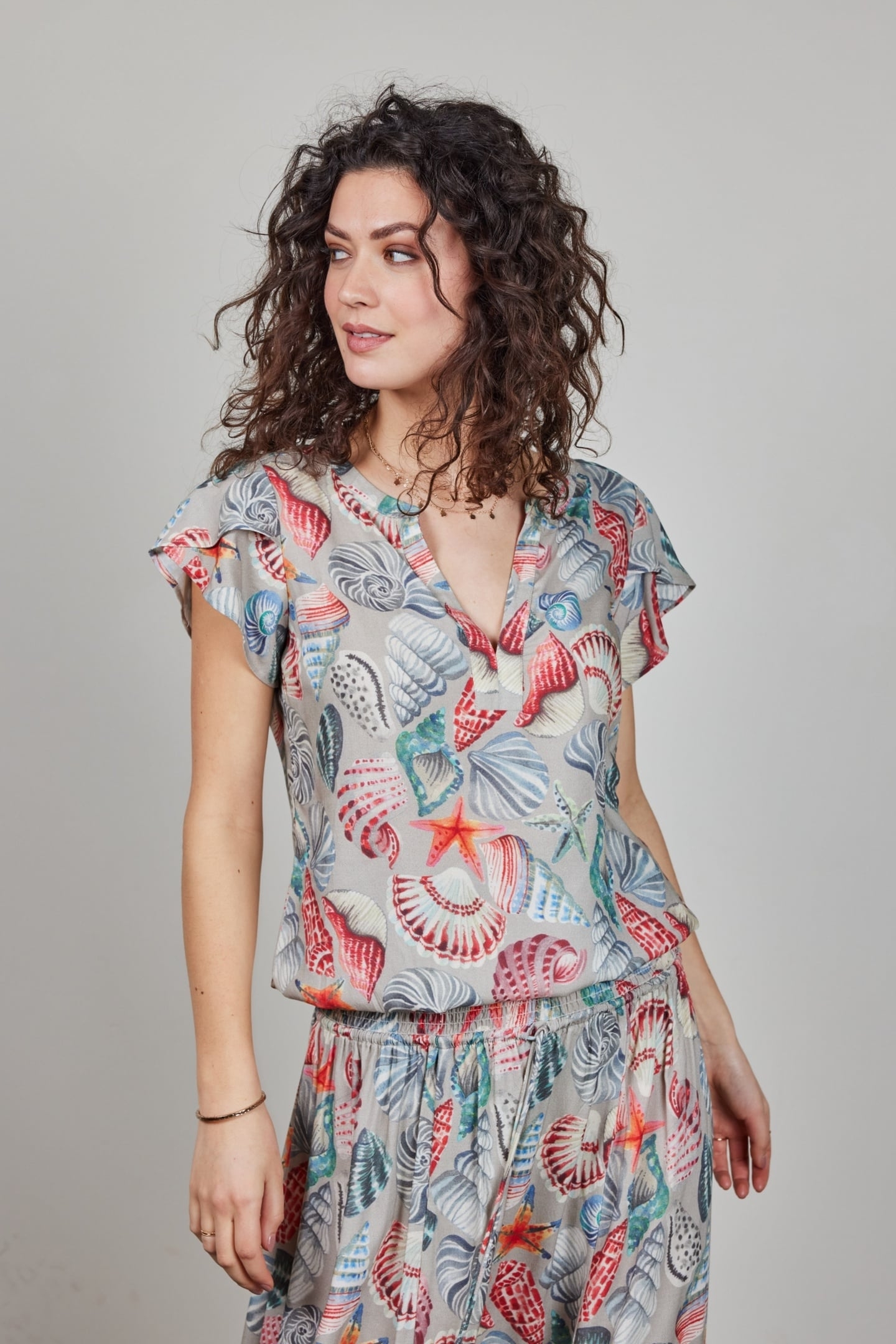 BLOUSE S/S FLARE IN FEATHER GREY WITH OCEAN TREASURE 2
