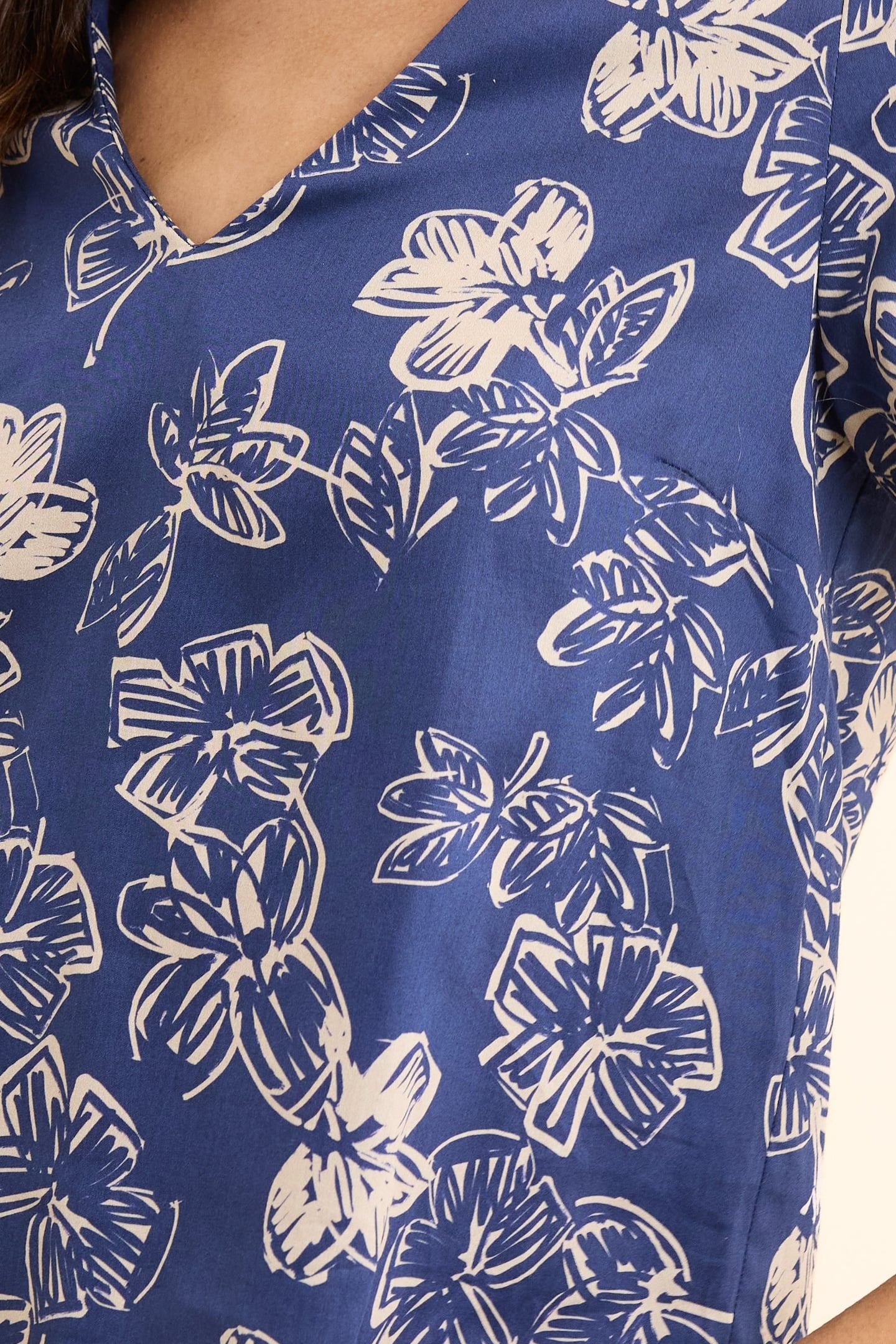 NAVY TOP WITH XL FLORAL PRINT AND BOW ON BACK INDIGO 7