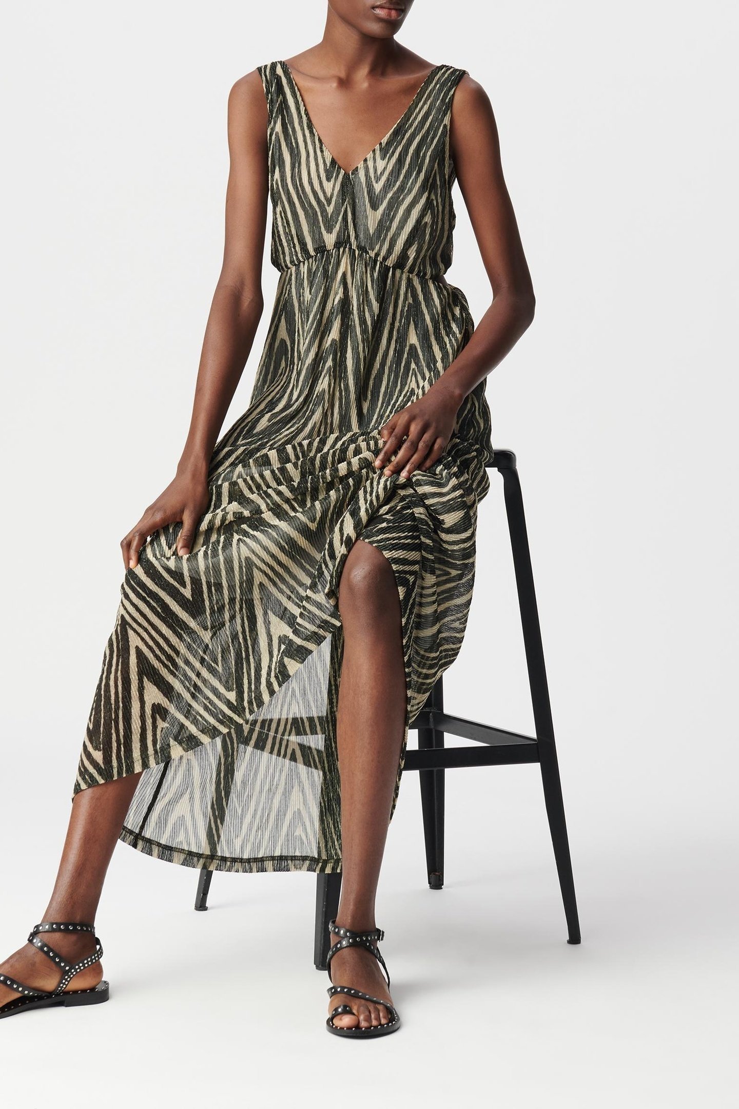 BLACK LONG DRESS WITH GOLD HERRINGBONE PATTERN 3