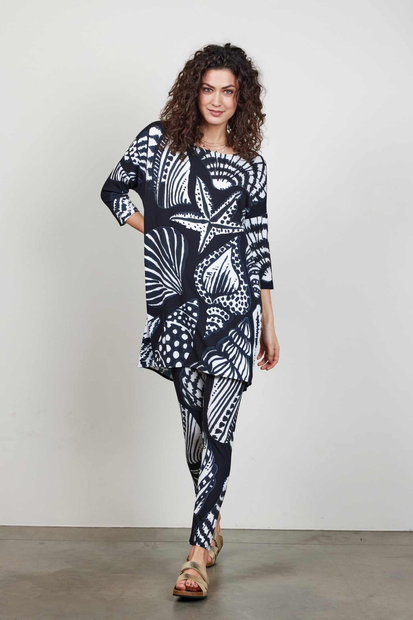 EASY LOOSE DRESS IN BLACK WITH SHELL SYMPHONY PRINT. 1
