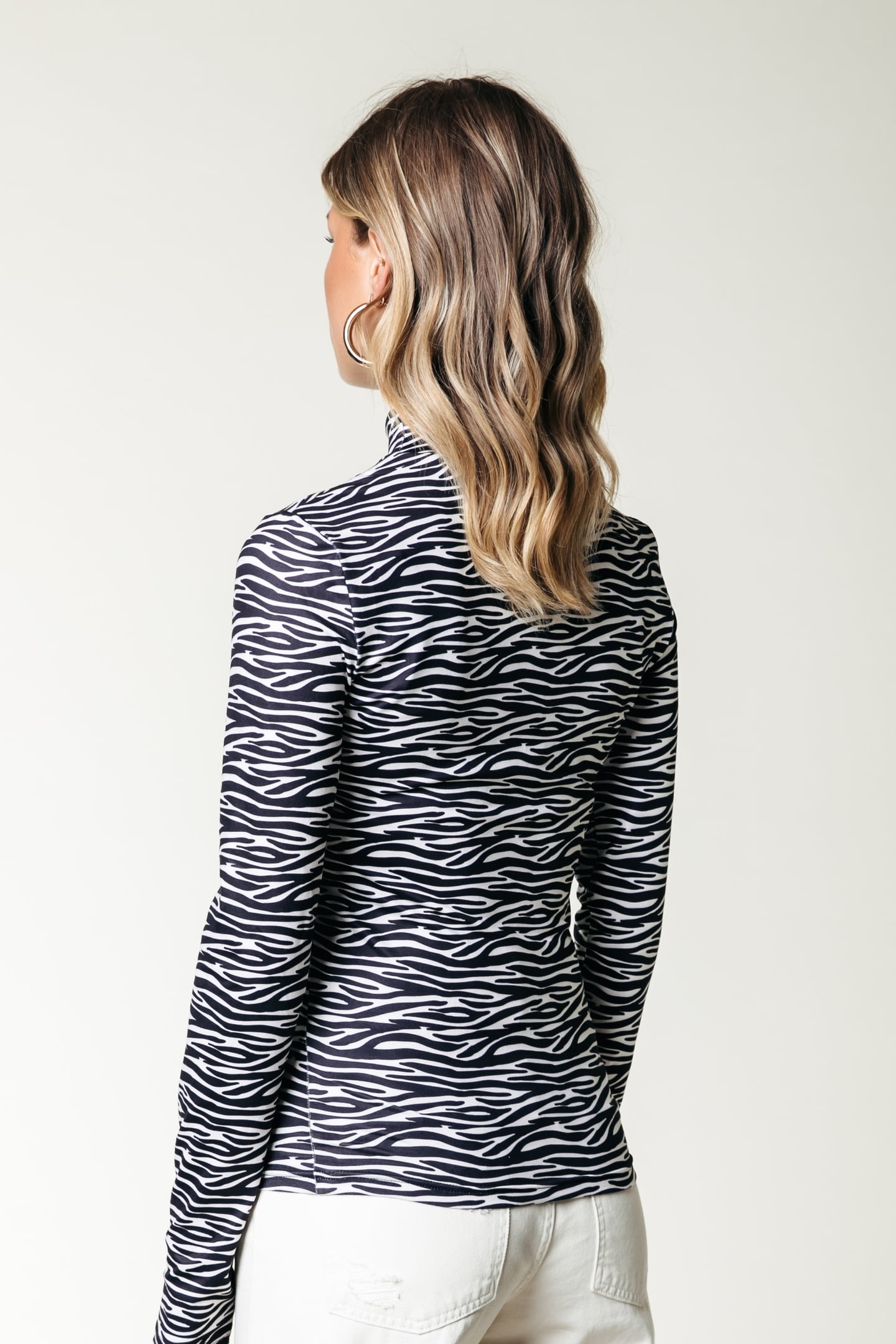 NEYO ZEBRA PEACHED TURTLENECK TOP BLACK/WHITE 2