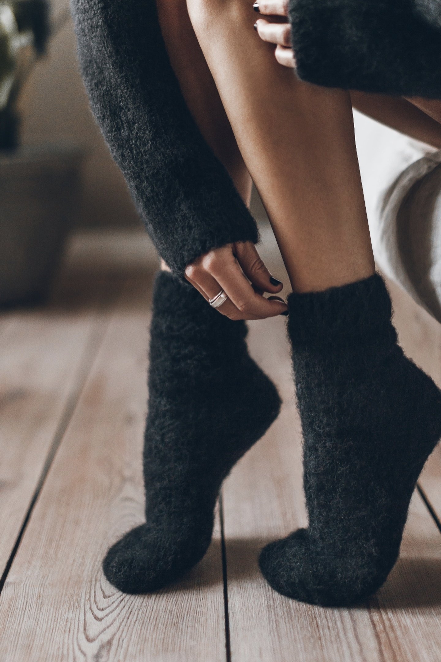 THE BLACK FLUFFY ALPACA KNIT SOCKS 2