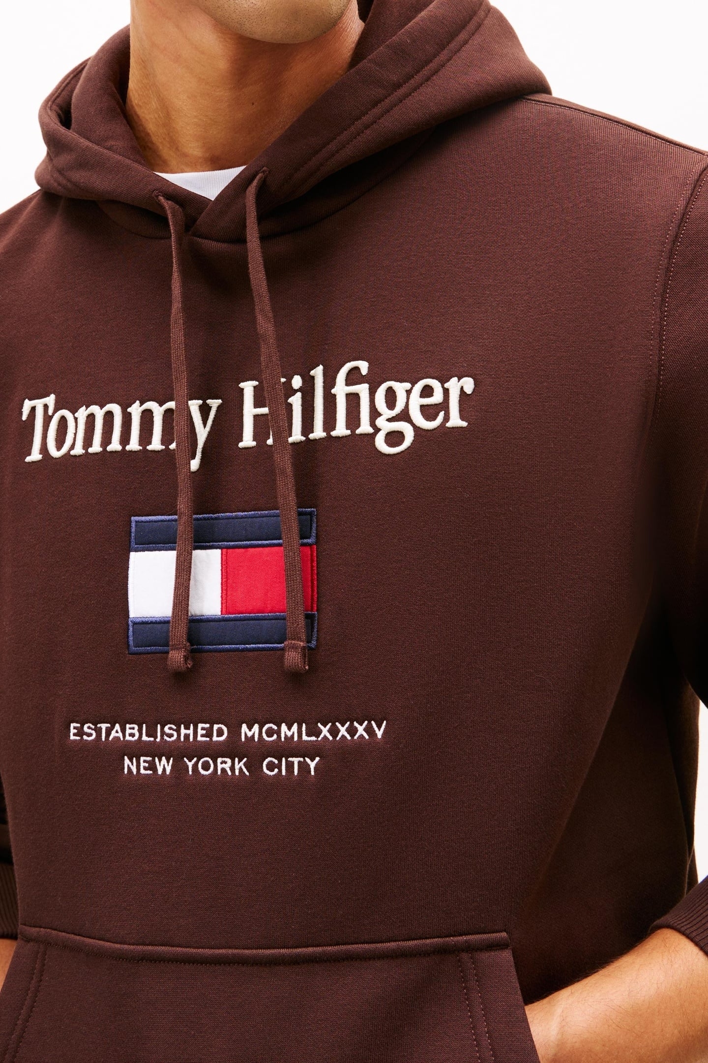TOMMY EMBRO FLAG HOODIE CHOCOLATE 5