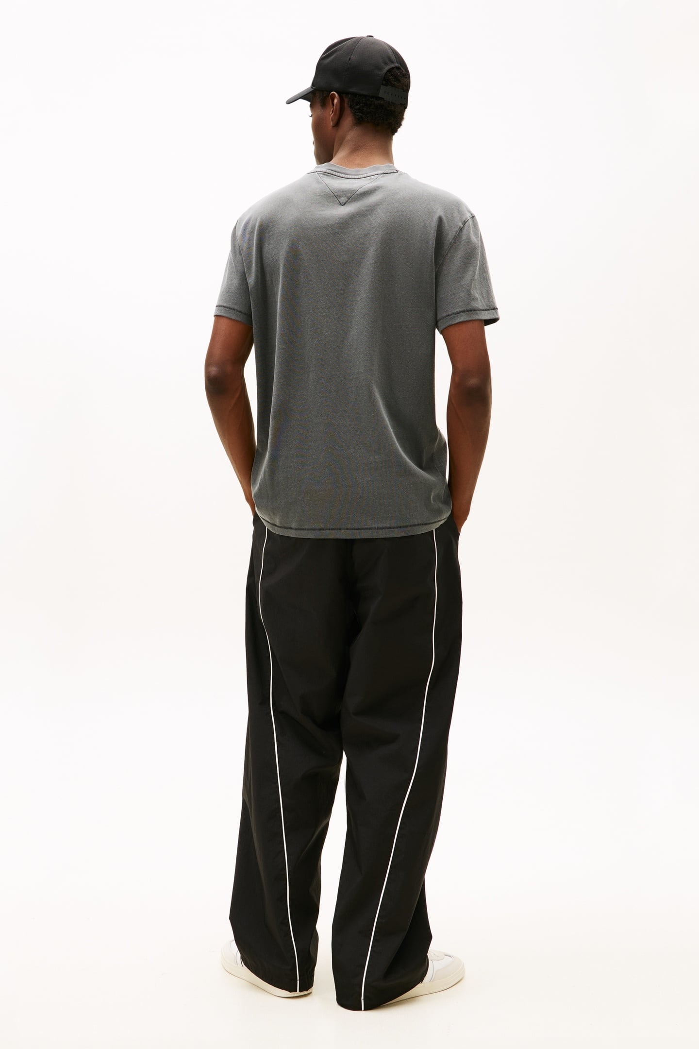 ARCH LOGO TEXTURED T-SHIRT BLACK 3