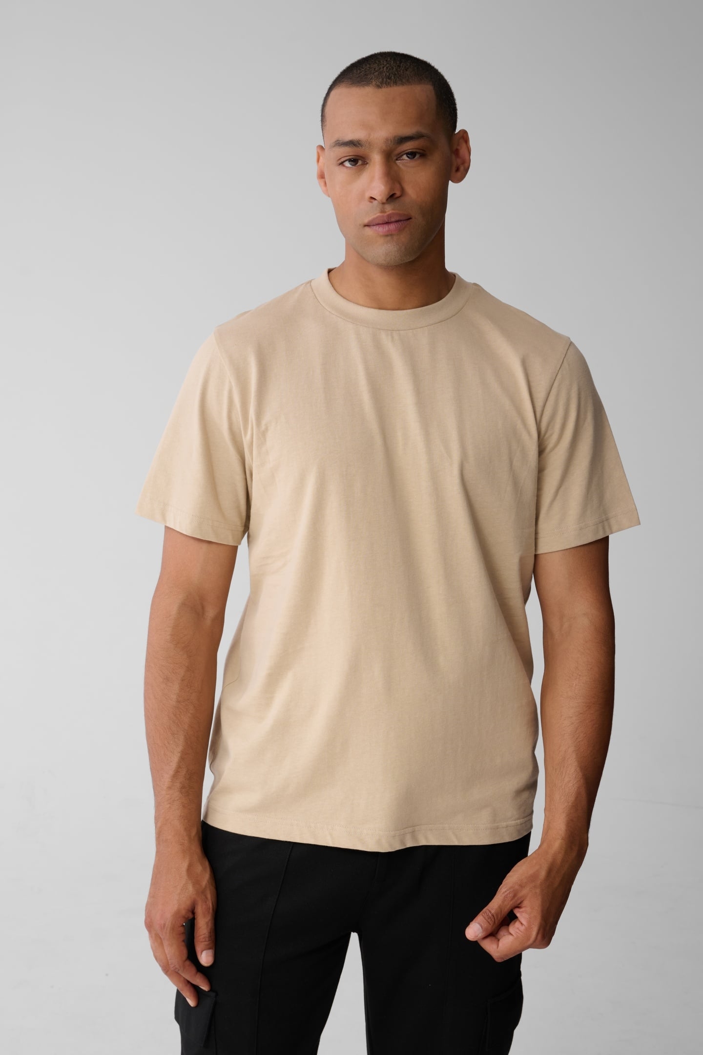 MA-SBTEXT BOX T-SHIRT SAND 1