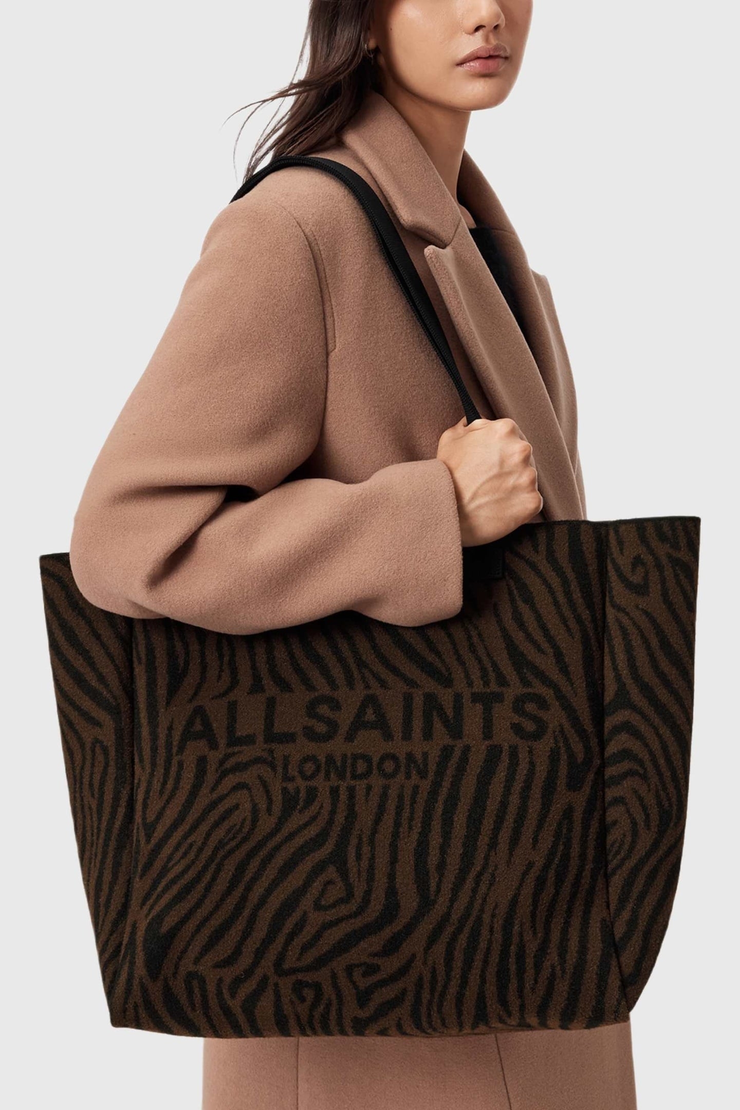 IZZY ZEBRA E/W TOTE BLACK/BROWN 1