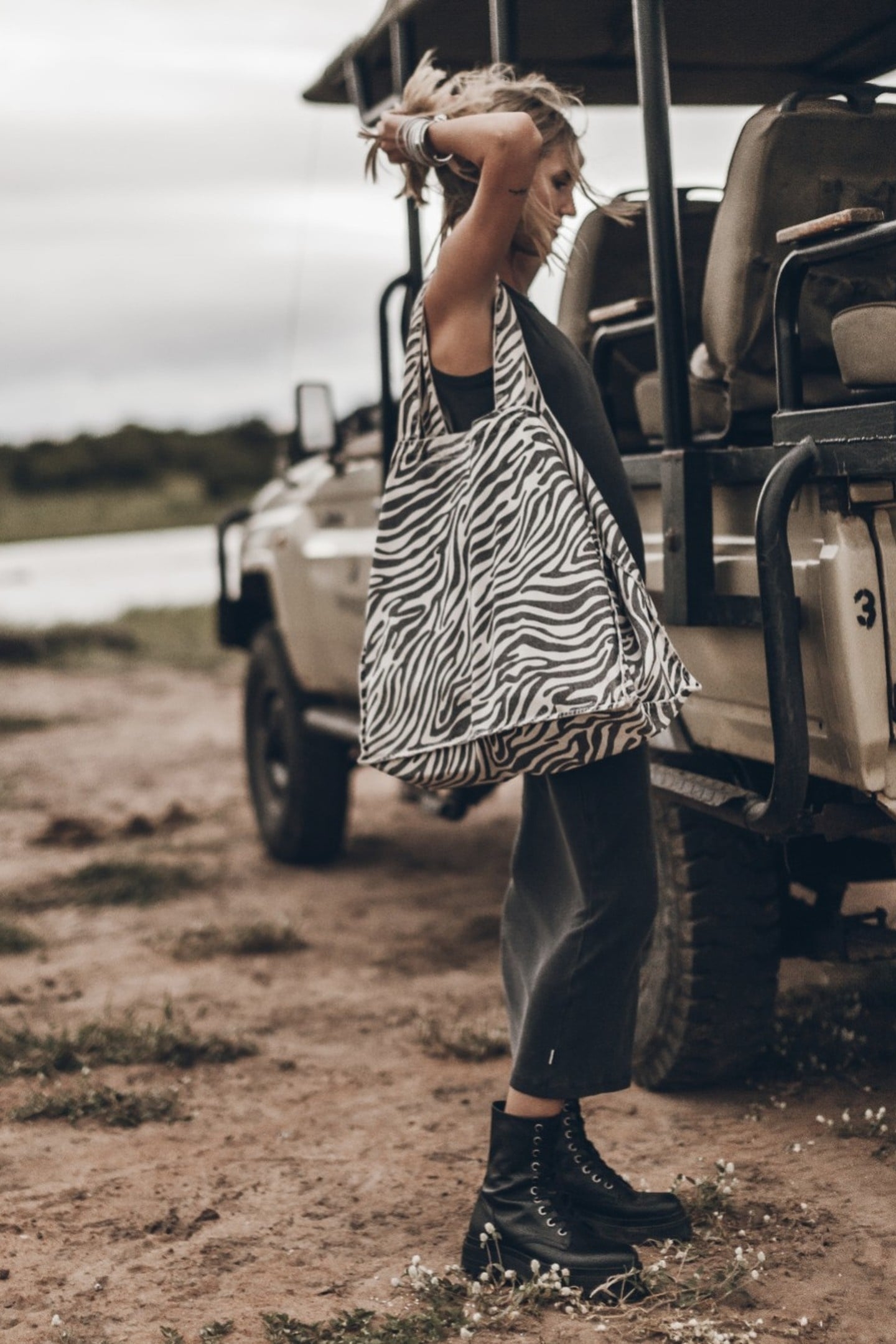 THE ZEBRA LARGE CANVAS BAG BLACK 1